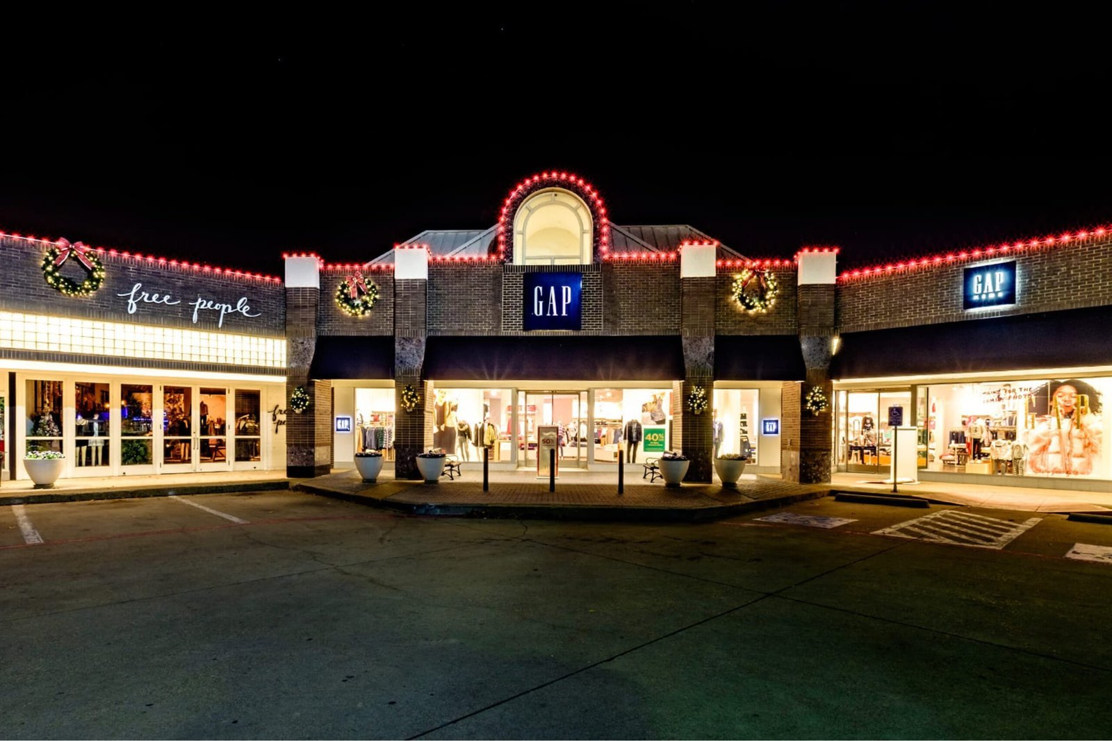 Residential Outdoor Holiday Roofline Lighting Front Yard