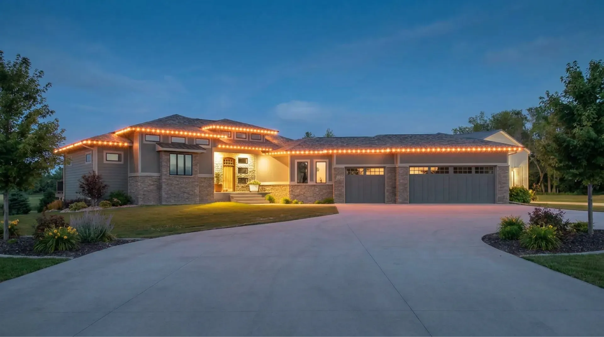 Roofline Holiday Lighting
