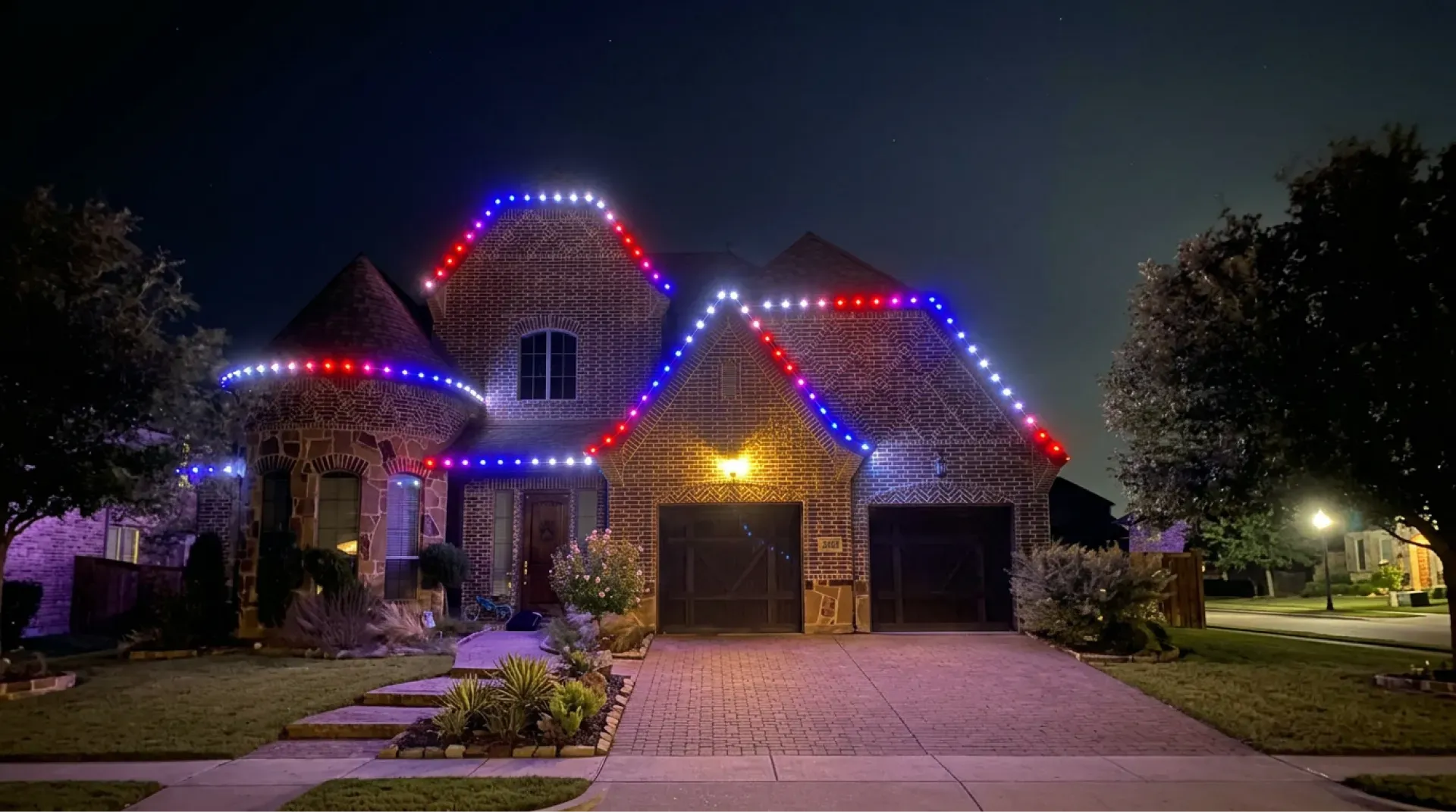 Residential Outdoor Holiday Roofline Lighting Front Yard